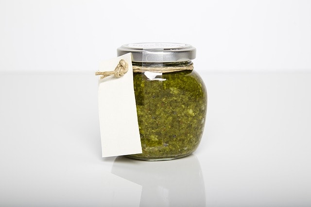 Sauce verte ou pesto dans un bocal.