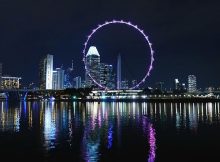 Vue sur le Singapour Flyer éclairé by night.