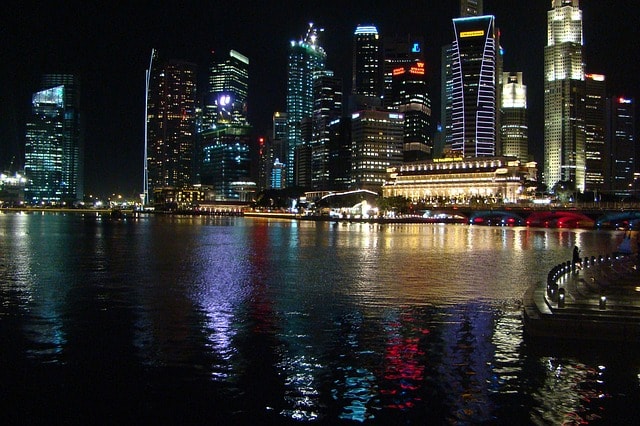 Gratte-ciel de Singapour éclairés la nuit.