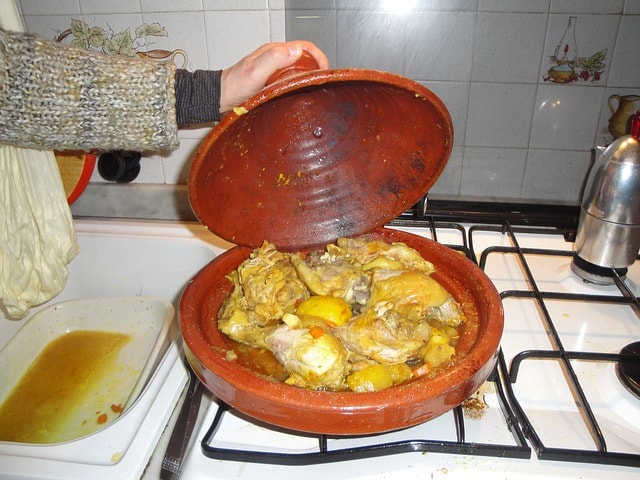 Tajine qui mijote sur le feu.