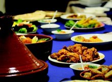 Tajine et plusieurs assiettes de plats à Marrakech.