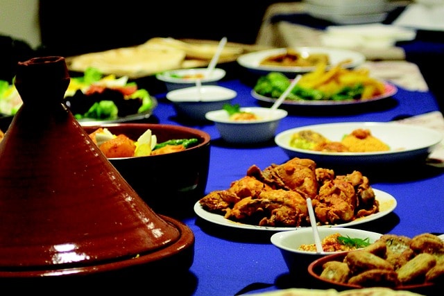 Tajine et plusieurs assiettes de plats à Marrakech.