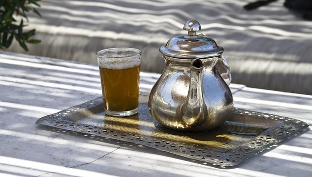 Théière et une tasse de thé à la menthe à Marrakech.