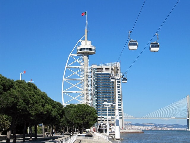 La tour de Vasco da Gama et ses environs au Parc des Nations.