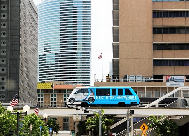 Bus sillonnant les rues de Miami.