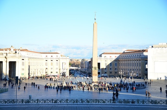 La place Saint-PIerre et une foule de visiteurs.