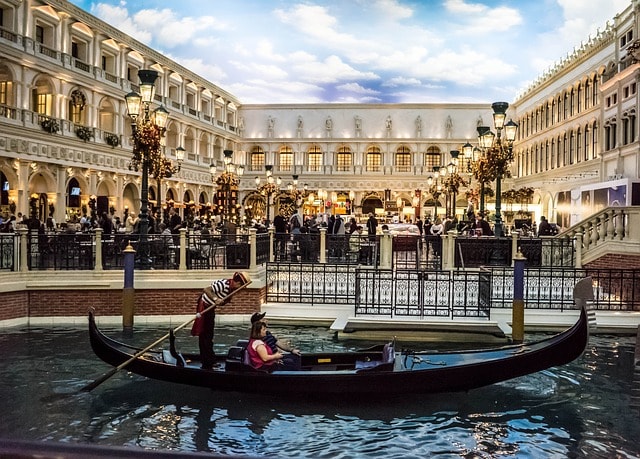 Gondole sur le canal devant la façade de The Venitian.