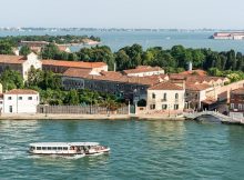 Venise entourée d'eau et ponctuée d'espaces verts