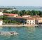 Venise entourée d'eau et ponctuée d'espaces verts