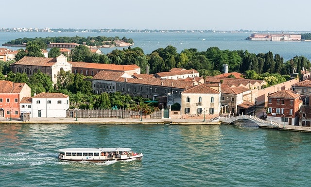 Venise entourée d'eau et ponctuée d'espaces verts