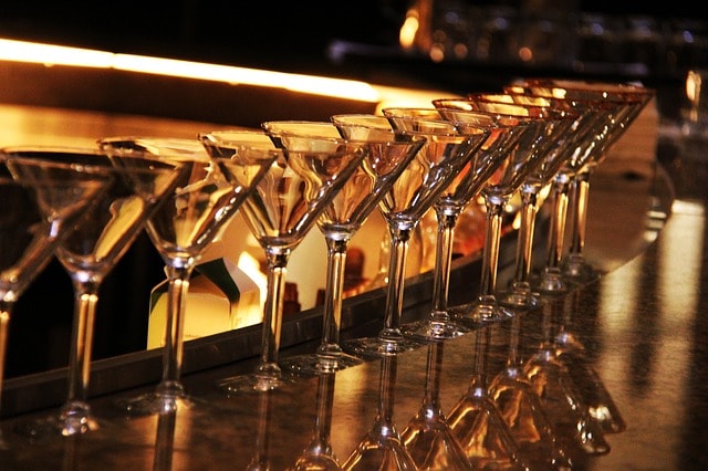 Plusieurs verres de Martini en rang sur un comptoir d'un bar.