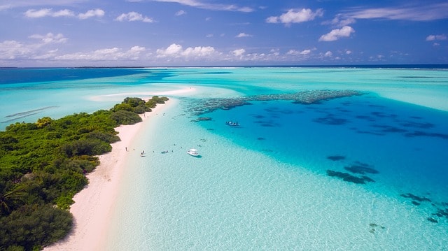 Magnifique plage et eau turquoise.