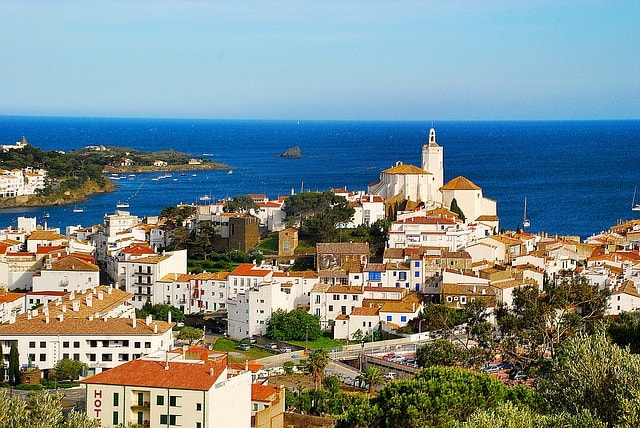 Magnifique village de Cadaques et ses jolies maisons face à la mer.