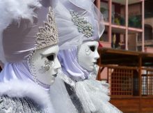 Deux personnes en costumes et masques blancs à Venise.