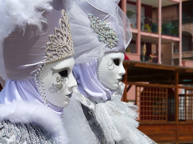 Deux personnes en costumes et masques blancs à Venise.