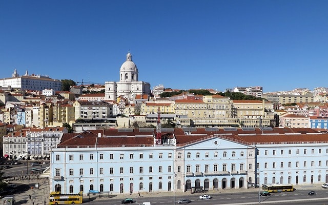 Centre de Lisbonne avec la cathédrale et son dôme.