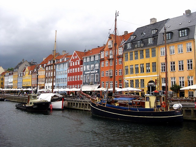 Bâtiments très colorés au bord du fleuve à Copenhague.