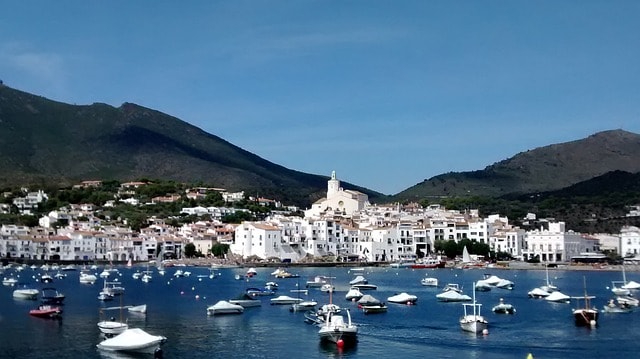 Vue sur le port de la Costa Brava en Catalogne.