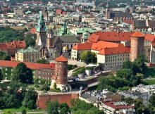 Vue aérienne sur la ville de Cracovie, son église, ses maisons à toits rouges.