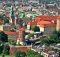 Vue aérienne sur la ville de Cracovie, son église, ses maisons à toits rouges.