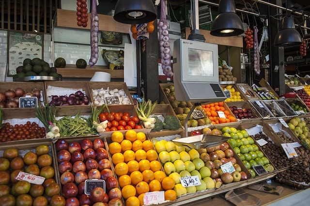 Etal de fruits et légumes dans un marché à Madrid.