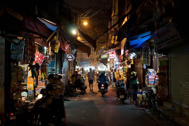 Une sortie au karaoké de nuit à Hanoï.