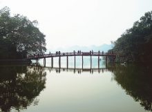 Le pont soleil du lac Hoan Kiem à traverser à Hanoï.