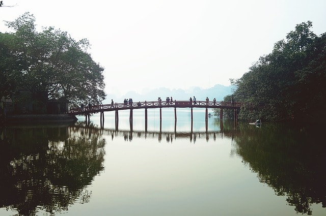 Le pont soleil du lac Hoan Kiem à traverser à Hanoï.