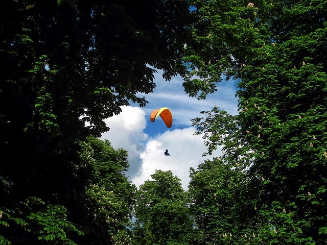 Homme faisant de la parapente.