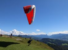 Homme faisant du parapente.