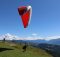 Homme faisant du parapente.