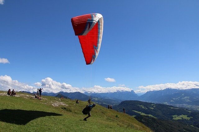 Homme faisant du parapente.