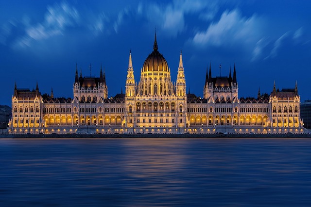 Le parlement hongrois éclairé avec reflet sur l'eau à Budapest.