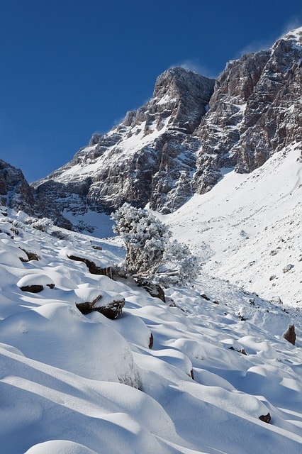 Paysage de montagnes enneigées près de Marrakech.