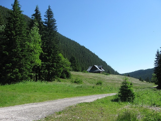 Maison danc un cadre de verdure dans les monts des Géants.