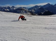 Skieur slalomant sur une piste de sky.