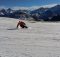 Skieur slalomant sur une piste de sky.