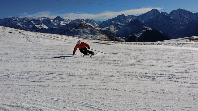 Skieur slalomant sur une piste de sky.