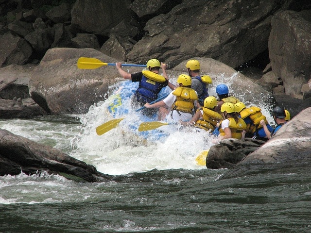 Plusieurs personnes réalisant une séance rafting.