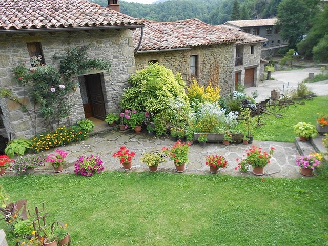 Jolies maisons avec jardin bien entretenu à Rupit.