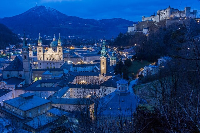 Salzbourg de nuit, une belle destination hivernale en 2017.