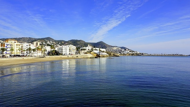 Village de Sitges au bord de la mer.