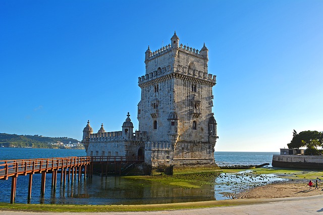 Tour de Bélem sous un ciel bleu à Lisbonne.