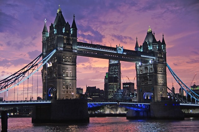 Les tours London Towers à Londres en soirée.