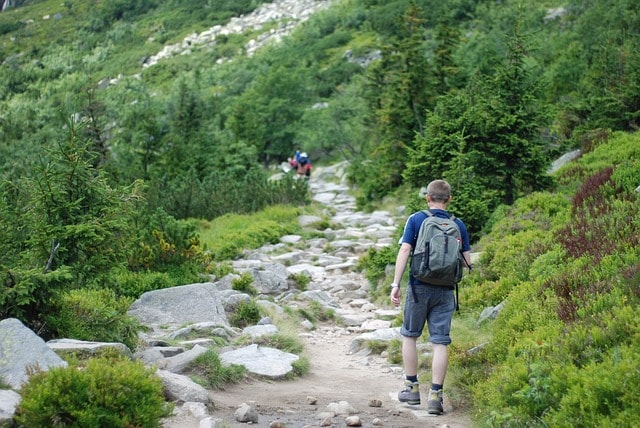 Randonneurs empruntant un sentier des monts des Géants.