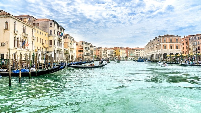 Canaux et gondoles à Venise.