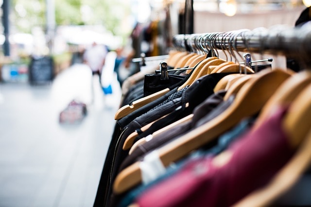 Vestes dans une boutique de vêtement.