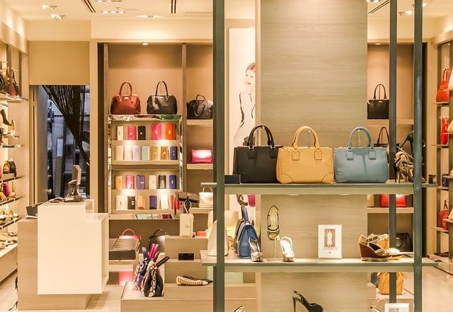 Vitrine d'une boutique de sac et chaussures de luxe.