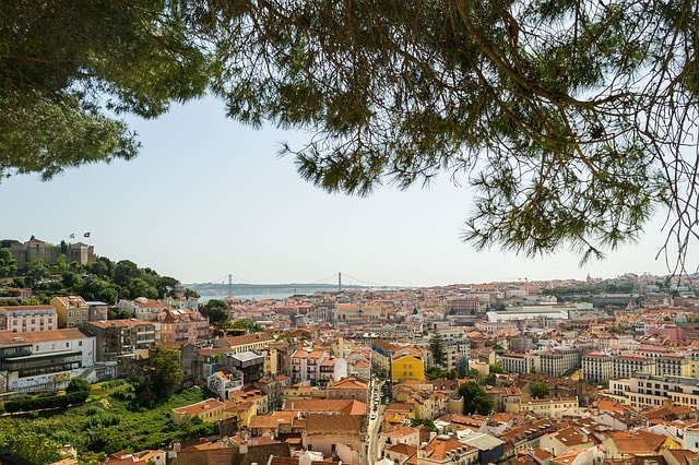 Vue sur les toits de maison à Lisbonne depuis l'Alfama