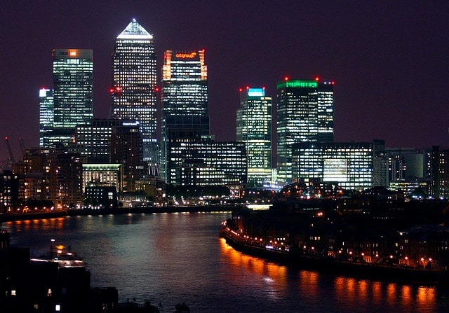 Gratte-ciel de la Skyline de Londres au bord de la Tamise la nuit.